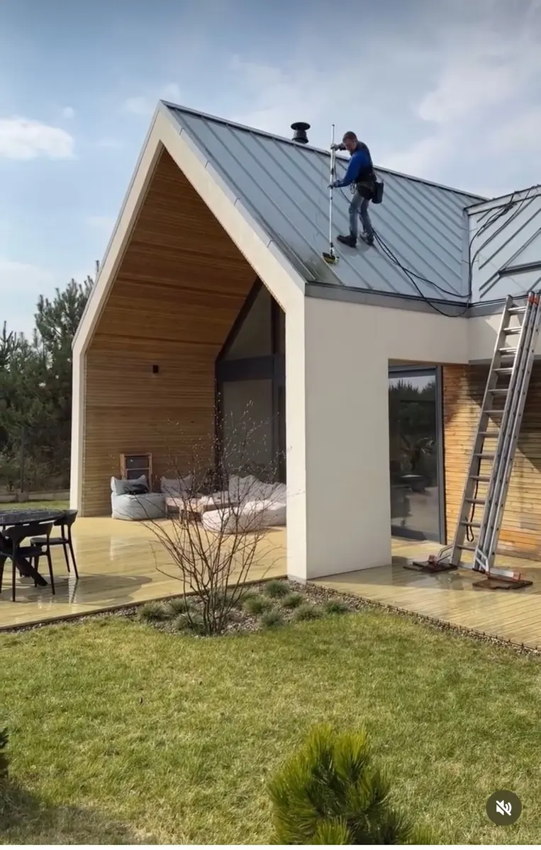 Montáž fotovoltaiky na střeše rodinného domu — technik Fresh Technology